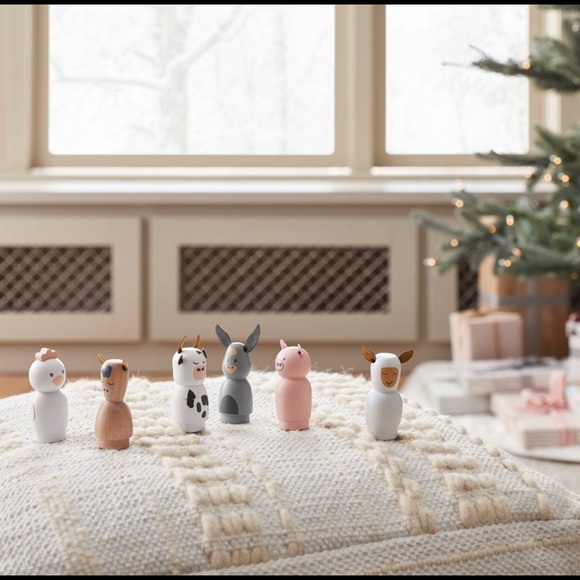 ❌SOLD❌ Hearth & Hand | Wooden Red Truck & Animals - Picture 3 of 6